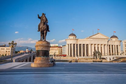 La estatua de Gotse Delchev, un revolucionario búlgaro que perteneció al movimiento independentista macedonio, en el centro de Skopje. Al fondo, el Museo Arqueológico.