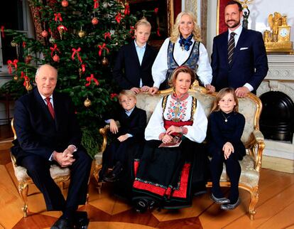 La Familia Real noruega felicita un año más la Navidad. En la foto, los reyes Harald y Sonia, los príncipes Haakon y Mette-Marit y los más pequeños de la casa.