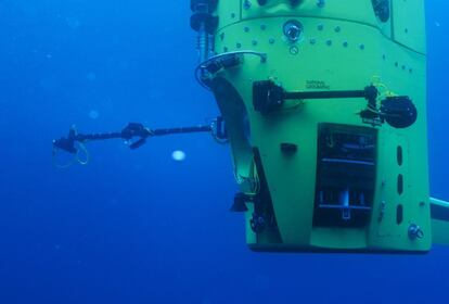 El sumergible Deepsea Challenger efectúa pruebas de inmersión antes de ser pilotado por el cineasta James Cameron al fondo de la fosa de las Marianas, en Australia.