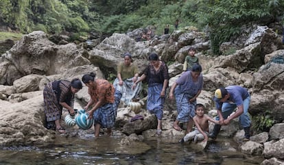 Las mujeres lideran la lucha en Guatemala contra la hidroeléctrica RENACE, que impacta negativamente en unos 30 kilómetros del río Cahabón, sagrado para la población q’eqchi’.  Hoy, más de 29.000 indígenas de esta etnia que viven junto al cauce del río contemplan impotentes como el torrente que les da la vida pierde su caudal. 