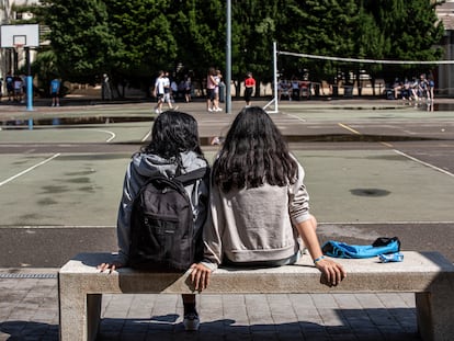 
VALENCIA. 24-6-21
Alumnos del instituto público Berenguer Dalmau, de Catarroja, donde se ha empezado a aplicar el nuevo sistema de promoción y titulación, en el que las decisiones no están vinculadas únicamente al número de asignaturas suspendidas.En la imagen los alumnos el último día del curso.


FOTO: MÒNICA TORRES/EL PAíS
.



