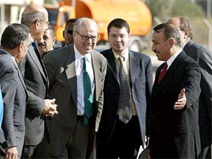 Un funcionario recibe a Hans Blix (centro) y Mohamed el Baradei (segundo por la izquierda) el pasado lunes en Bagdad.