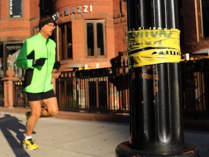 Un hombre corre este martes cerca del lugar del atentado.