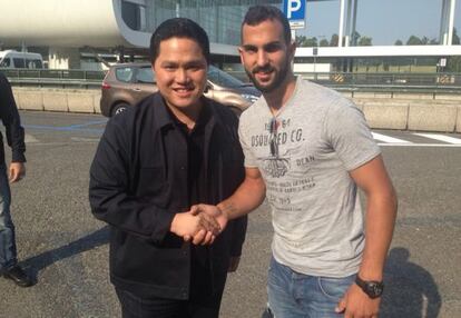 Martín Montoya con Erick Thohir, presidente del Inter.