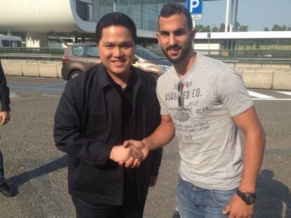 Martín Montoya con Erick Thohir, presidente del Inter.