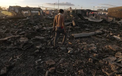 Un hombre camina entre los escombros del mercado San Pablito, en Tultepec.