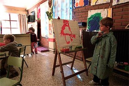 Alumnos del colegio Trabenco, de Leganés (Madrid), realizan actividades artísticas.