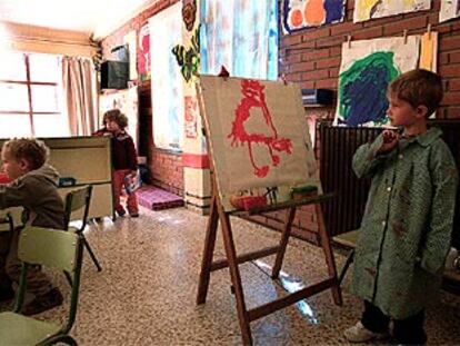 Alumnos del colegio Trabenco, de Leganés (Madrid), realizan actividades artísticas.