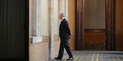 Rodrigo Rato,en los pasillos del Parlamento de Catalu&ntilde;a, este lunes.