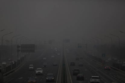 Contaminación atmosférica en una autovía próxima a Pekín el pasado domingo.