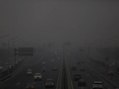 Contaminación atmosférica en una autovía próxima a Pekín el pasado domingo.