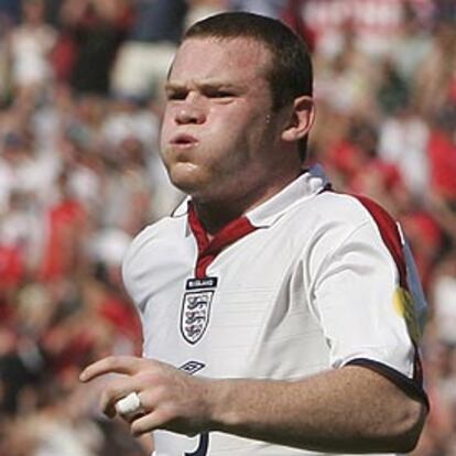 Rooney celebra uno de sus goles a Suiza.