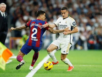 Cancelo ante Lucas Vázquez, en el último clásico en el Santiago Bernabéu.