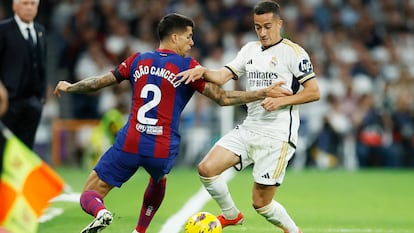 Cancelo ante Lucas Vázquez, en el último clásico en el Santiago Bernabéu.