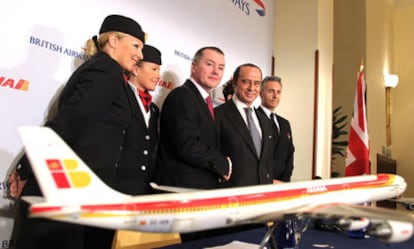 Willie Walsh y Antonio Vázquez, en el centro, junto a auxiliares de cabina de Iberia y British.