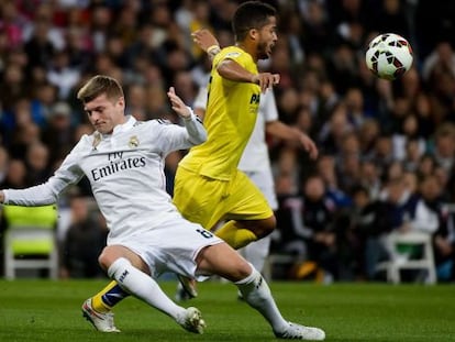 Kroos pugna ocn Giovani, el domingo en el Bernabéu. 