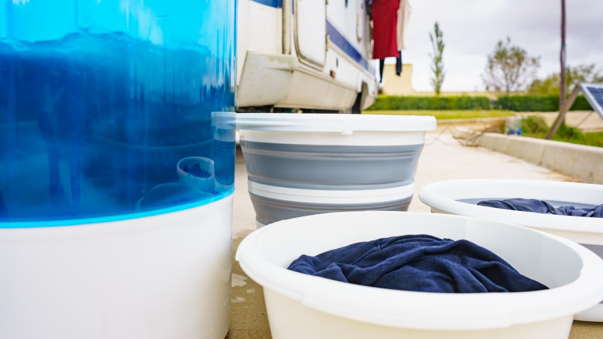 Portátiles, plegables y baratas: así son las minilavadoras ideales para ir de camping‌