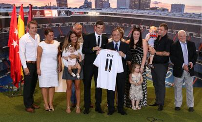 Bale, junto a sus familiares y Florentino.