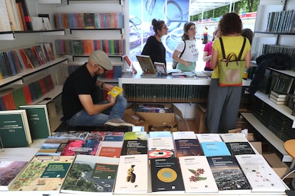 Muestra de divulgación y ensayo científico en una caseta de la Feria del Libro de Madrid, el 25 de mayo de 2023.