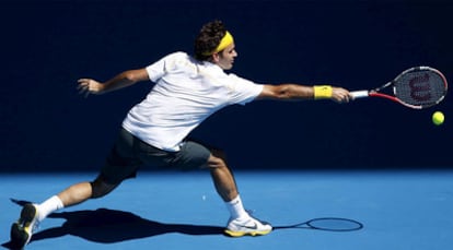 Roger Federer devuelve de revés una pelota en el partido que ganó a Tommy Robredo.