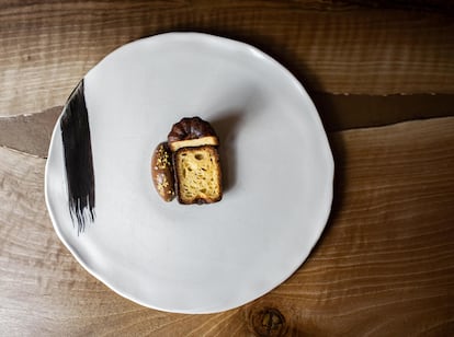 Canelé con ganache de chocolate y jengibre, del restaurante Vandelvira, en Baeza, en una imagen proporcionada por el restaurante.