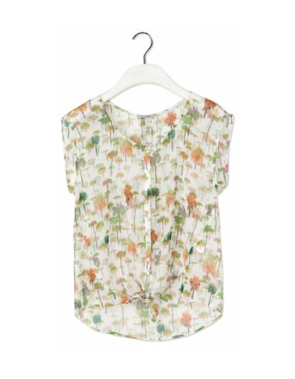 Blusa con estampado de palmeras y nudo en el ombligo de Pull&Bear. (17,99 euros)