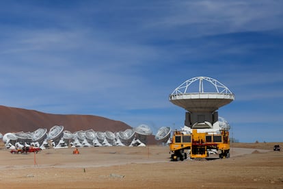 Un camión hecho a la medida de ALMA de 20x10 mts con 28 ruedas transporta una antena satelital.