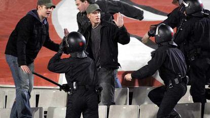 Disturbios en las gradas del Estadio Olímpico de Barcelona durante un Espanyol-Schalke.