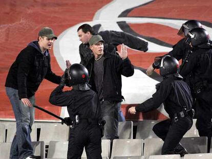 Disturbios en las gradas del Estadio Olímpico de Barcelona durante un Espanyol-Schalke.