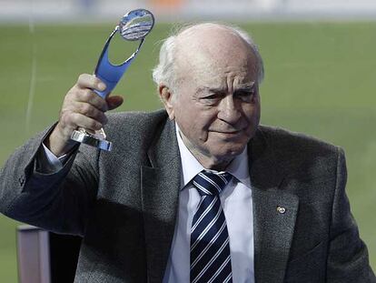 Di Stéfano, ayer en el Santiago Bernabéu con el premio Presidente UEFA.