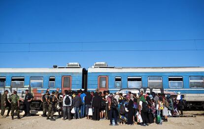 Un grup d'immigrants esperen a Gevgelija, a la frontera macedònia, per pujar a un tren que els porti a un centre d'acolliment a Sèrbia, el 23 d'agost. Aquell dia més de 6.000 persones van creuar la frontera, segons la Creu Roja. Macedònia havia reobert la frontera amb Grècia el dia abans.