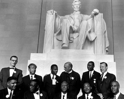 Los l&iacute;deres de los movimientos que reivindicaban los derechos civiles posan delante del monumento a Lincoln. Martin Luther King es el segundo por la derecha en la primera fila. 