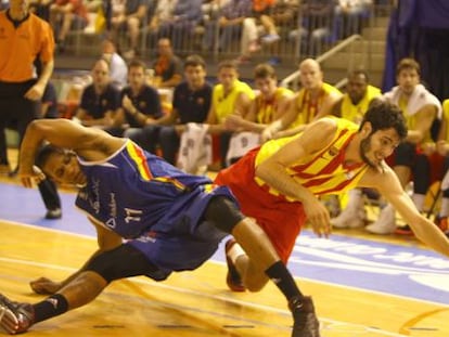 Abrines, luchando con Betinho por una pilota