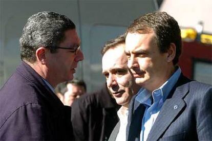 Zapatero, con Gallardón y el ministro del Interior, José Antonio Alonso, durante su visita a la zona del incendio.