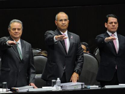El exdirector de Pemex, Carlos Treviño (centro), durante un acto en la Cámara de Diputados en 2017.