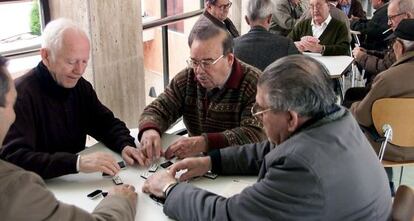 Unos pensionistas, en un centro de mayores de Sevilla.