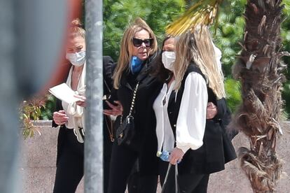 Ana Obregon con sus hermanas Celia y Amalia durante el entierro de su hijo Alex Lequio en Madrid el pasado 16 de mayo.