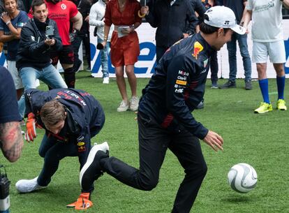 Checo Pérez y su compañero Max Verstappen juegan fútbol, este miércoles.