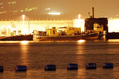 El submarino nuclear británico <i>HMS Sceptre</i> en la base naval de Gibraltar.