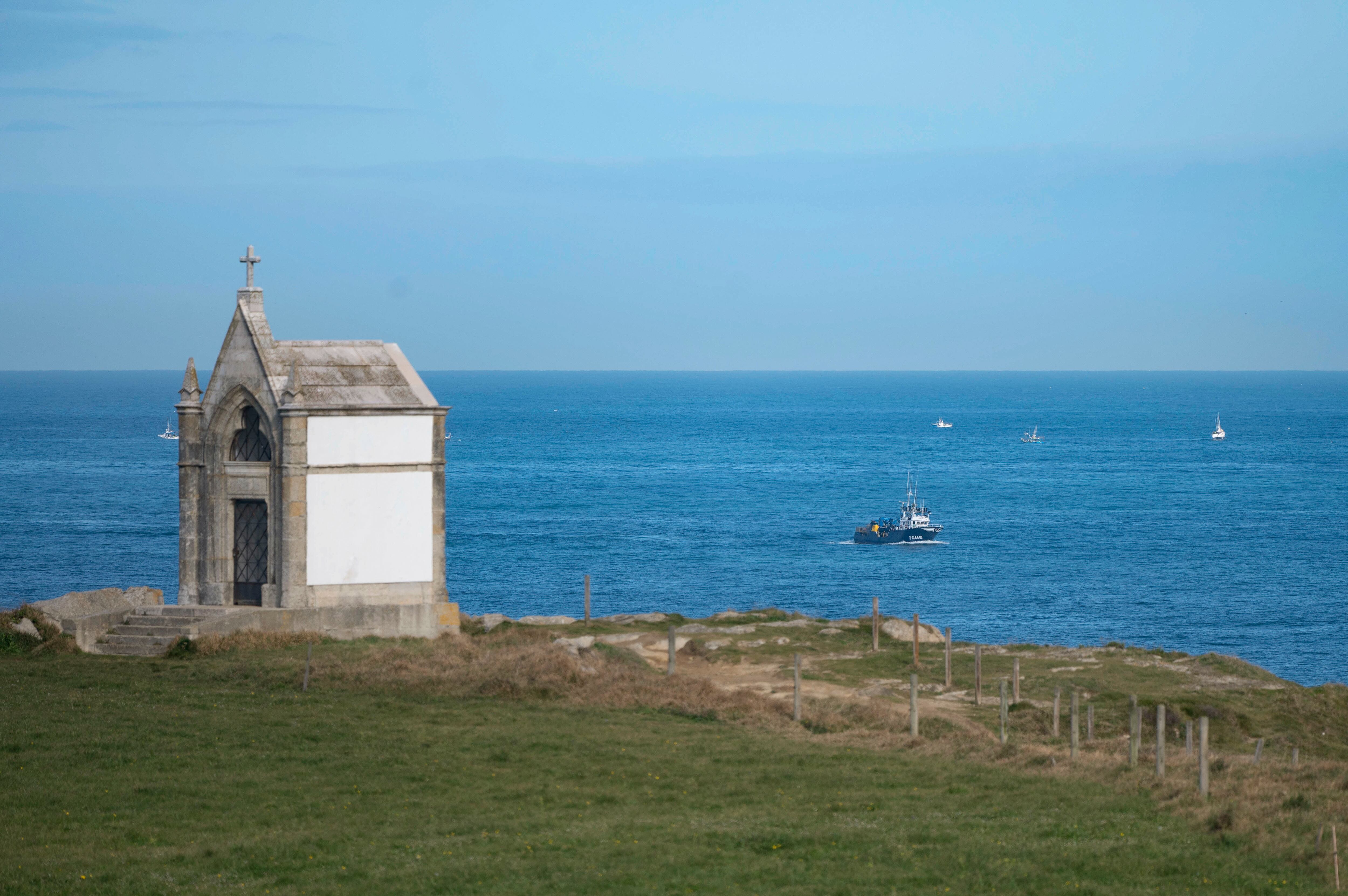 Varios pesqueros en la zona del lugar del suceso tras el naufragio ocurrido en la madrugada de este lunes frente a la costa de Santander, en el cabo Mayor. 