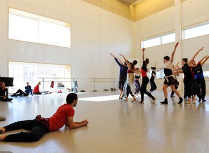 El ballet de Víctor Ullate ensaya en las instalaciones del Centro Danza Canal.