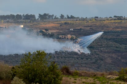 El humo se eleva tras un bombardeo del ejército israelí sobre la aldea libanesa de Al Boustan, cerca de la frontera entre Líbano e Israel.