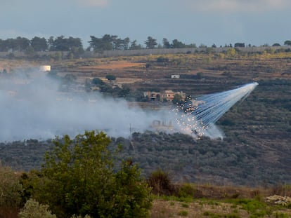 El humo se eleva tras un bombardeo del ejército israelí sobre la aldea libanesa de Al Boustan, cerca de la frontera entre Líbano e Israel.