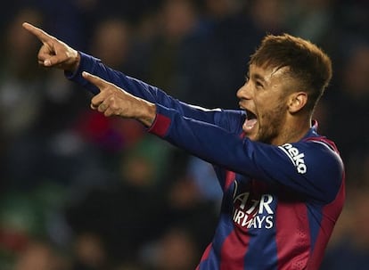 Neymar celebra uno de sus goles en el triunfo del Barcelona frente al Elche.