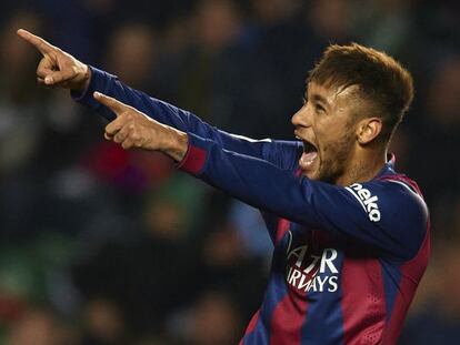 Neymar celebra uno de sus goles en el triunfo del Barcelona frente al Elche.