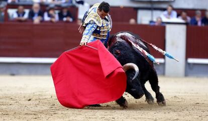 José María Manzanares, con el primer toro de su lote ayer en Las Ventas.