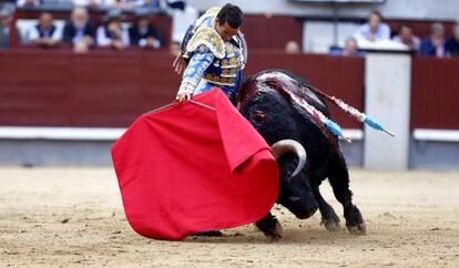 Jos&eacute; Mar&iacute;a Manzanares, con el primer toro de su lote ayer en Las Ventas.