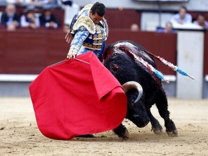 Jos&eacute; Mar&iacute;a Manzanares, con el primer toro de su lote ayer en Las Ventas.