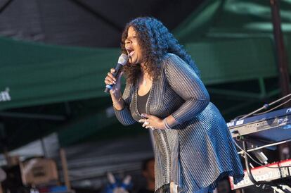 La noche del jueves, Gloria Gaynor (66 años) convirtió la playa de Zurriola en una pista de baile.