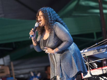 La noche del jueves, Gloria Gaynor (66 años) convirtió la playa de Zurriola en una pista de baile.